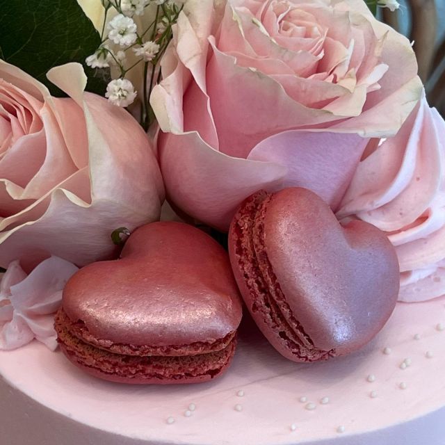 🌹&❤️ Pretty in Pink 🎂✨Have you booked yours yet?! ✨480-706-2253 to check availability
#cake #cakedecorating #birthdaycake #floralcakes #stphxcustomcakes #stphxfloralcakes #macrons #bakery #ahwatukee #ahwatukee411 #phoenix #bestofphoenix