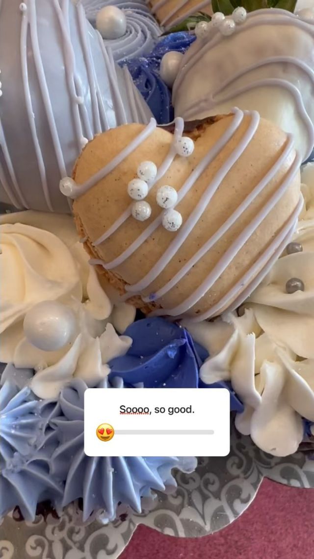 Macrons ✅ Chocolate Covered🍓 ✅ 🧁 ✅ Pure deliciousness ✅✅✅✅ Have you ordered yet?!? 
#cake #cakestyle #safaricake #cakesofinstagram #bakery #cakelife #cakedecorating #ahwatukee #ahwatukee411 #phoenix #localbusiness #smallbusiness #stphxcustomcakes
