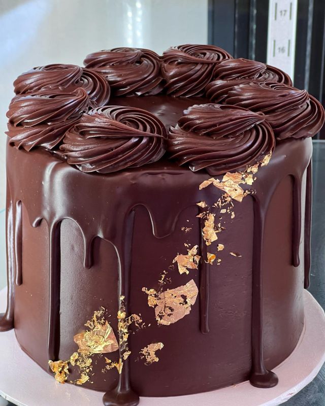 Did you forget that birthday 🎉 again? We gotchu...LAST MINUTE & DELICIOUS - hurry, these won't last long! #lastminute #birthdaycake #customcakes #ahwatukee #ahwatukee411