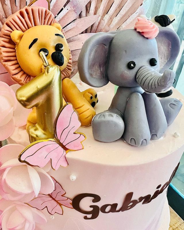 Baby's 1st birthday Safari🔥The Perfect Picture Cake™️ ✨Have YOU ordered yours yet?!? ❤️Smallcakes Signature Custom 🍰...it’s what they really want! ✨480-706-2253 
View online 🎂 gallery @ www.smallcakesPHX.com
 🧁If you can dream it, we can create it🧁 
#safaribabyshower #babysfirst #firstbirthday #firstbirthdaycake #safaricake  #custommade #asuniqueasyou #birthdaycake #youdeservethis #Lifesspecialmoments #dreamsdocometrue❤️ #moistanddelicious #customcakes #herewhenyouneedus #ahwatukee #ahwatukeecustomcakes #PhoenixCustomCakes #buttercreamdreams #WhenOnlyTheBestWillDo #cakesofinstagram #stphxcustomcakes #stphxkidscakes